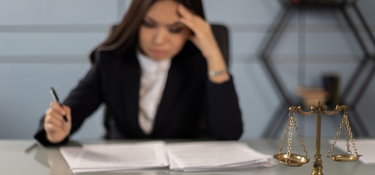 Como contratar um advogado online gratuito